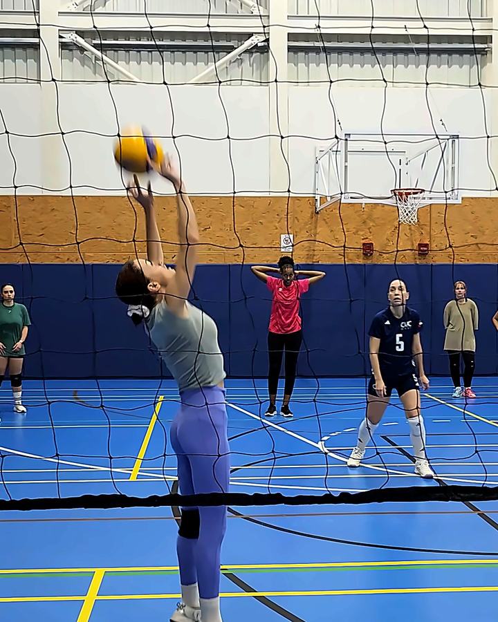 An Oasis player setting the ball during women's team training